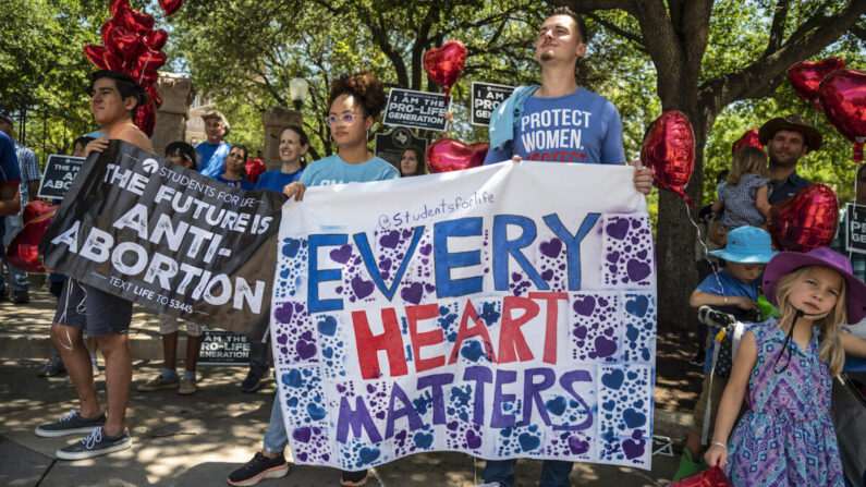 Manifestantes provida cerca de la puerta del capitolio del estado de Texas el 29 de mayo de 2021. (Sergio Flores/Getty Images)
