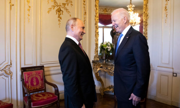 El presidente Joe Biden (der.) y el presidente ruso, Vladimir Putin, se reúnen durante la cumbre entre Estados Unidos y Rusia en Villa La Grange, el 16 de junio de 2021, en Ginebra, Suiza. (Peter Klaunzer-Pool/Keystone a través de Getty Images)
