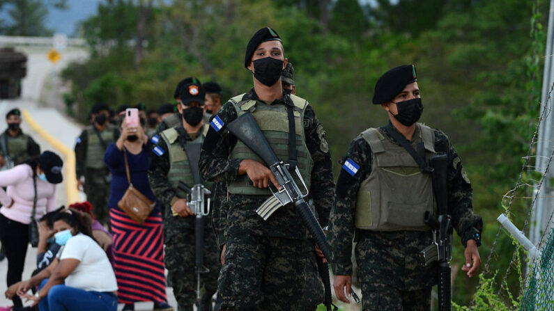 Soldados hondureños patrullan en las inmediaciones de la Cárcel Nacional de La Tolva en Moroceli, Honduras, el 17 de junio de 2021. (ORLANDO SIERRA/AFP vía Getty Images)