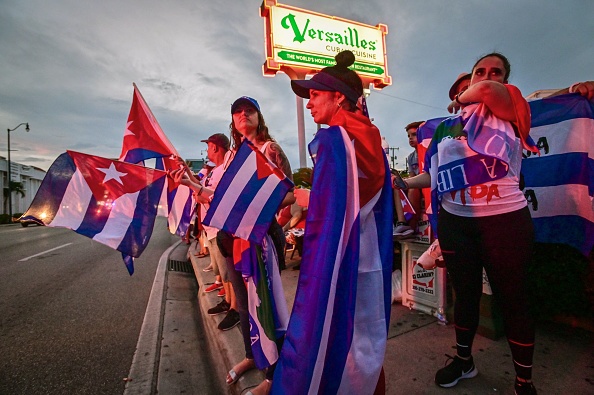 Imagen de archivo de personas manifestándose contra el régimen cubano frente al restaurante Versailles en el barrio de la Pequeña Habana en Miami, Florida, el 26 de julio de 2021. (GIORGIO VIERA/AFP vía Getty Images)