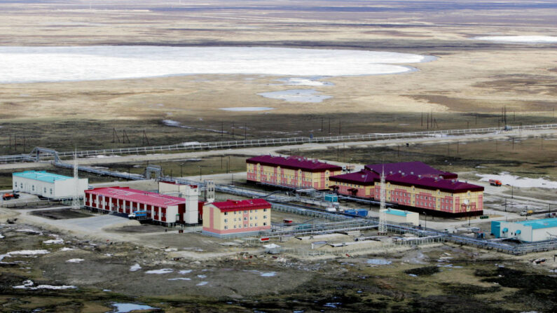 Una vista aérea de las instalaciones de descanso de gas de Urengoygazprom en medio de una tundra en Siberia Occidental, tomada el 17 de junio de 2006. Cerca del yacimiento de gas de Urengoy, en Novy Urengoy viven más de 100,000 personas, la mayoría empleadas por OAO Gazprom, gran productor mundial de gas (Maxim Narmur/AFP vía Getty Images)