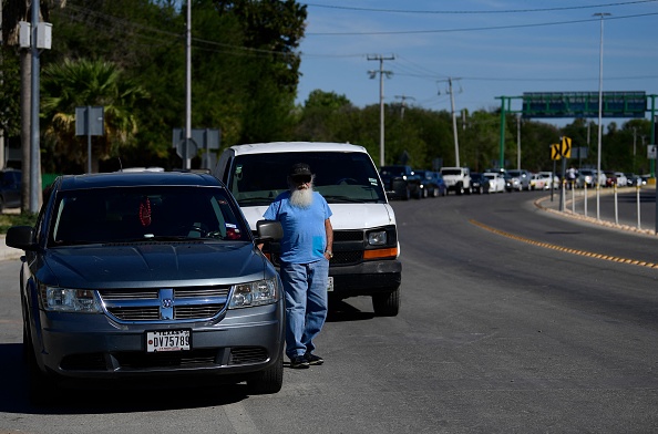 Autos esperan en fila para cruzar la frontera durante la reapertura del puente internacional Ciudad Acuña, Coahuila-Del Rio, Texas, EE. UU., el 25 de septiembre de 2021. (PEDRO PARDO/AFP vía Getty Images)