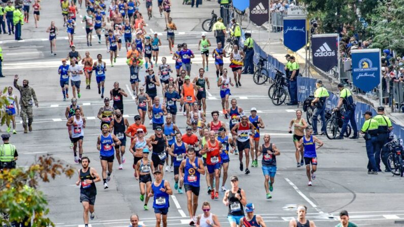 Los corredores se dirigen a la línea de meta por la calle Boylston durante el 125º Maratón de Boston en Boston, Massachusetts, el 11 de octubre de 2021. (JOSEPH PREZIOSO/AFP vía Getty Images)