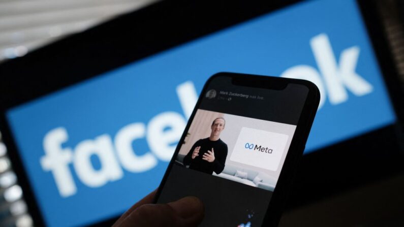 En esta foto de ilustración tomada en Los Ángeles el 28 de octubre de 2021, una persona observa en un smartphone al CEO de Facebook, Mark Zuckerberg, desvelar el logo de META.(Chris Delmas/AFP vía Getty Images)
