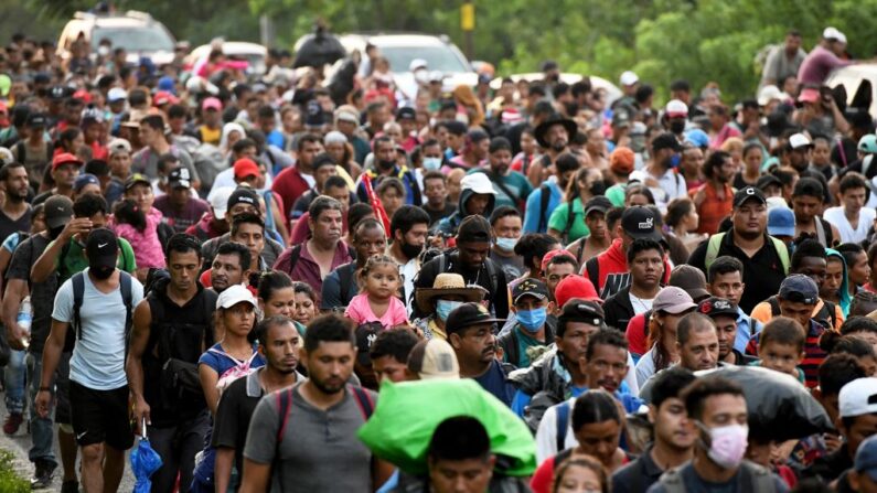 Migrantes que se dirigen en caravana a Estados Unidos, en su camino a la Ciudad de México (México) para solicitar asilo y refugio, caminan por la ruta entre Escuintla y Acacoyahua, Estado de Chiapas, México, el 29 de octubre de 2021. (Isaac Guzman/AFP vía Getty Images)