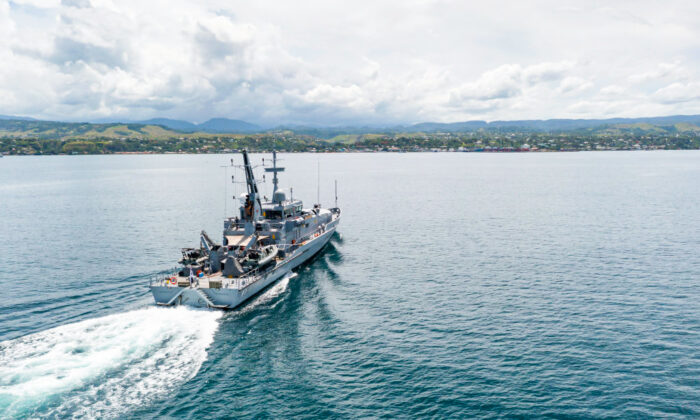 En este folleto proporcionado por el Departamento de Defensa de Australia, la patrullera de clase Armadale, HMAS Armidale, navega hacia el puerto de Honiara, en la isla de Guadalcanal, Islas Salomón, el 1 de diciembre de 2021. (CPL Brodie Cross/Departamento de Defensa de Australia vía Getty Images)