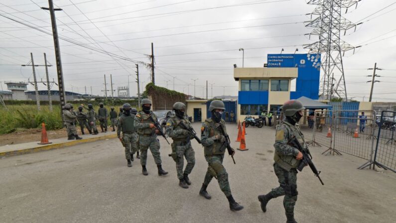 En una foto de archivo, soldados patrullan fuera de la prisión Zonal 8 en Guayaquil, Ecuador, el 2 de diciembre de 2021. (Fernando Mendez / AFP vía Getty Images)