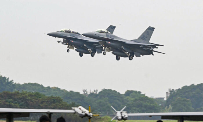 Dos cazas F-16V de fabricación estadounidense sobrevuelan una base de la fuerza aérea en Chiayi, al sur de Taiwán, el 5 de enero de 2022. (Sam Yeh/AFP vía Getty Images)
