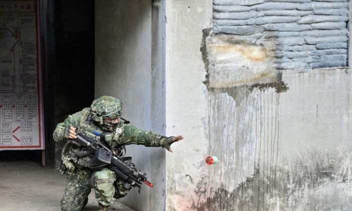 Un soldado taiwanés lanza una bomba de humo durante una manifestación en una base militar en Kaohsiung, el 6 de enero de 2022. (Sam Yeh/AFP a través de Getty Images)