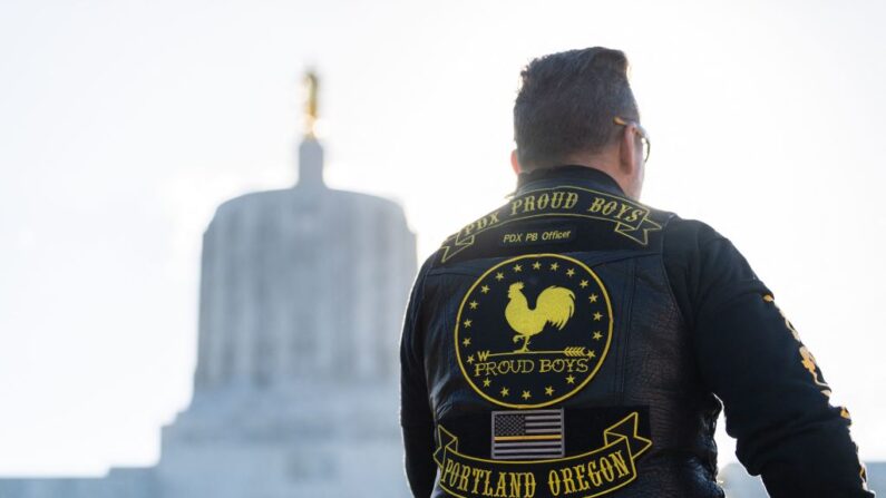 El símbolo del gallo de los Proud Boys se ve en la chaqueta del miembro de los Proud Boys mientras da un discurso durante una manifestación frente al Capitolio del Estado de Oregón el 8 de enero de 2022 en Salem, Oregón.(MATHIEU LEWIS-ROLLAND/AFP vía Getty Images)
