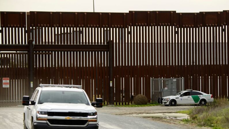 Un agente de la Patrulla Fronteriza de EE.UU. supervisa desde un vehículo una sección del muro fronterizo entre EE.UU. y México cerca de Otay Mesa, entre San Diego y Tijuana, el 12 de enero de 2022 en el condado de San Diego, California. (PATRICK T. FALLON/AFP via Getty Images)