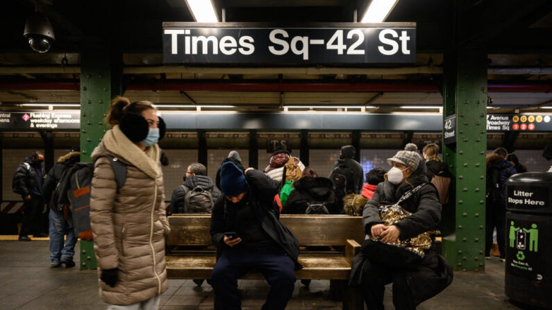 Los viajeros esperan un tren en la estación de metro de Times Square, en Nueva York el 18 de enero de 2022. (ED JONES/AFP vía Getty Images)
