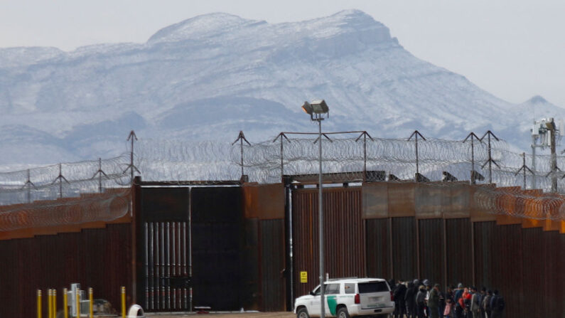 Agentes de la Patrulla Fronteriza detienen a un grupo de migrantes cerca del muro fronterizo, después de que entraran en Estados Unidos desde Ciudad Juárez, estado de Chihuahua, México, frontera con El Paso, Texas, EEUU, el 3 de febrero de 2022. (HERIKA MARTINEZ/AFP vía Getty Images)
