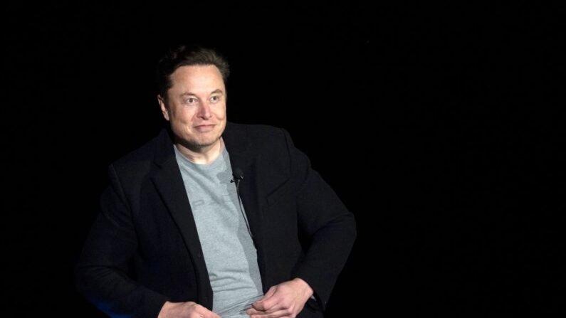 Elon Musk en las instalaciones de SpaceX, cerca de Boca Chica Village, en el sur de Texas, el 10 de febrero de 2022. (JIM WATSON/AFP vía Getty Images)