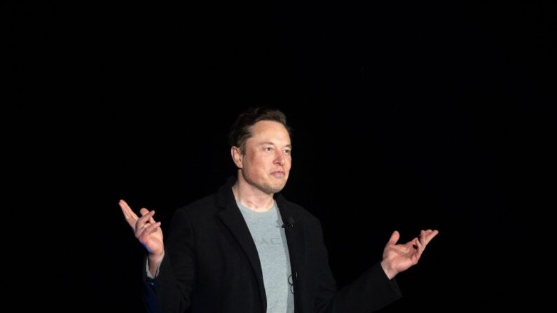 Elon Musk gesticula mientras habla durante una conferencia de prensa en las instalaciones de la Starbase de SpaceX, cerca de Boca Chica Village, en el sur de Texas, el 10 de febrero de 2022. (JIM WATSON/AFP vía Getty Images)
