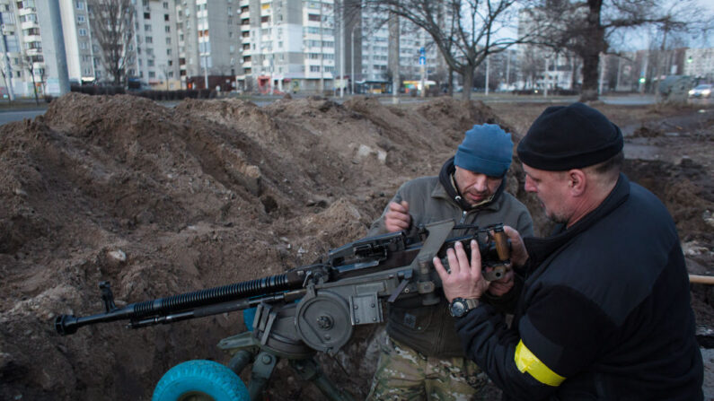 Miembros del batallón de defensa territorial de Ucrania instalan una ametralladora y organizan un reducto militar el 25 de febrero de 2022 en Kiev tras el inicio de la invasión de Rusia (Anastasia Vlasova/Getty Images)