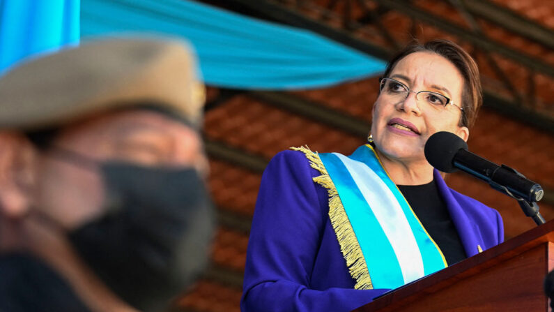 La presidenta de Honduras, Xiomara Castro, pronuncia un discurso tras recibir el bastón de mando como general en jefe de las Fuerzas Armadas de Honduras en Tegucigalpa, el 25 de febrero de 2022. (ORLANDO SIERRA/AFP vía Getty Images)