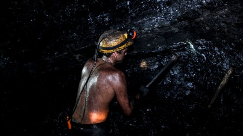 Un minero trabaja para extraer carbón de la mina Los Parras en Lobatera, estado de Táchira, Venezuela, el 3 de marzo de 2022. (Jhonny Parra/AFP vía Getty Images)