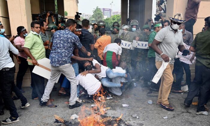 Activistas de la oposición protestan contra el aumento del coste de la vida a la entrada de la oficina del presidente en Colombo (Sri Lanka) el 15 de marzo de 2022. (Ishara S. Kodikara/AFP vía Getty Images)