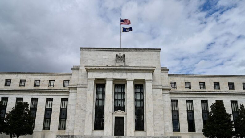 El edificio de la Junta de la Reserva Federal Marriner S. Eccles se ve en Washington, DC, el 20 de marzo de 2022. (DANIEL SLIM/AFP vía Getty Images)
