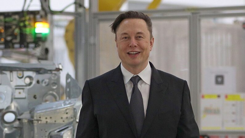 El director ejecutivo de Tesla, Elon Musk durante la inauguración oficial de la nueva planta de fabricación de coches eléctricos de Tesla el 22 de marzo de 2022 cerca de Gruenheide, Alemania. (Christian Marquardt - Pool/Getty Images)