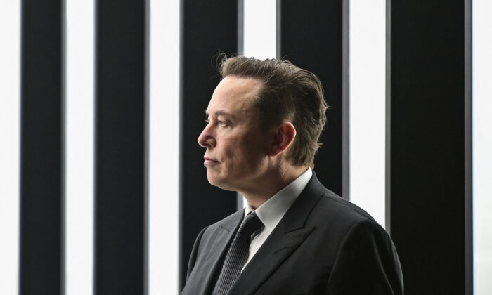 Elon Musk, CEO de Tesla, asiste al inicio de la producción en la "Gigafábrica" de Tesla en Gruenheide, al sureste de Berlín, el 22 de marzo de 2022. (Patrick Pleul/AFP vía Getty Images)
