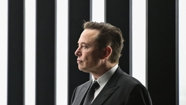 Elon Musk, director ejecutivo de Tesla, asiste al inicio de la producción en la "Gigafábrica" de Tesla el 22 de marzo de 2022 en Gruenheide, al sureste de Berlín. (PATRICK PLEUL/POOL/AFP a través de Getty Images)