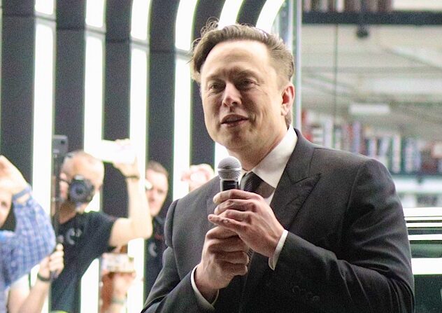 El CEO de Tesla, Elon Musk en la inauguración oficial de la nueva planta de fabricación de coches eléctricos de Tesla el 22 de marzo de 2022 cerca de Gruenheide, Alemania. (Christian Marquardt - Pool/Getty Images)