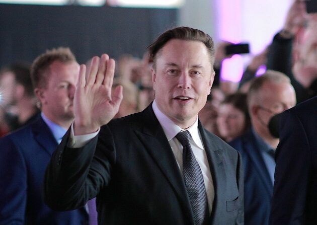 El CEO de Tesla, Elon Musk, asiste a la inauguración oficial de la nueva planta de fabricación de coches eléctricos de Tesla, cerca de Gruenheide, Alemania, el 22 de marzo de 2022. (Christian Marquardt-Pool/Getty Images) 