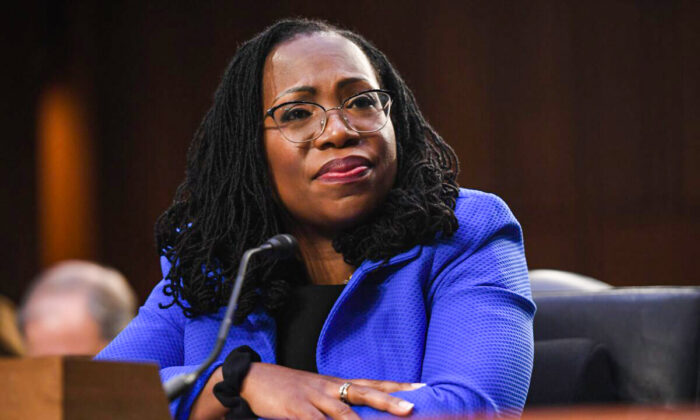 La jueza Ketanji Brown Jackson testifica durante su audiencia de confirmación para convertirse en jueza asociada de la Corte Suprema de EE. UU., en Washington, el 23 de marzo de 2022. (Saul Loeb/AFP a través de Getty Images)