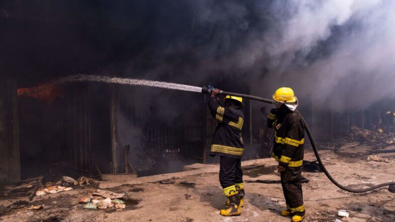 En una foto de archivo, los bomberos extinguen un incendio en Lagos, Nigeria, el 23 de marzo de 2022. (Benson Ibeabuchi / AFP vía Getty Images)