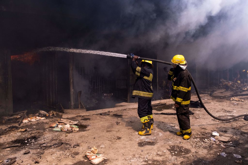 Al menos cien muertos en un incendio de una refinería ilegal en Nigeria