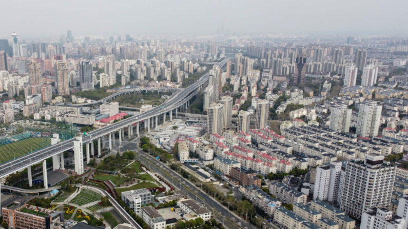 Una vista aérea muestra la zona de Pudong actualmente en cierre en Shanghái el 30 de marzo de 2022. (HECTOR RETAMAL/AFP vía Getty Images)
