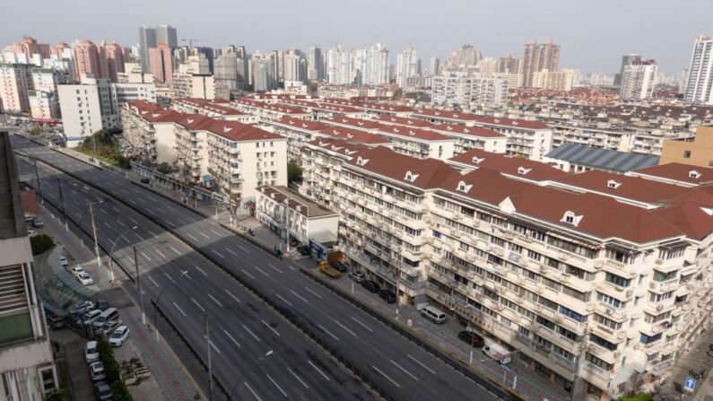 Una vista general muestra las calles vacías durante la segunda etapa de un cierre por COVID-19 en el distrito de Yangpu en Shanghai el 1 de abril de 2022. (STR/AFP vía Getty Images)
