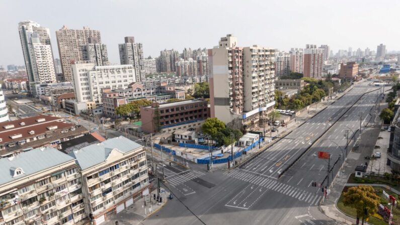 Calles vacías durante la segunda etapa de un cierre por COVID-19 en el distrito de Yangpu, en Shanghai, el 1 de abril de 2022. (STR/AFP vía Getty Images)