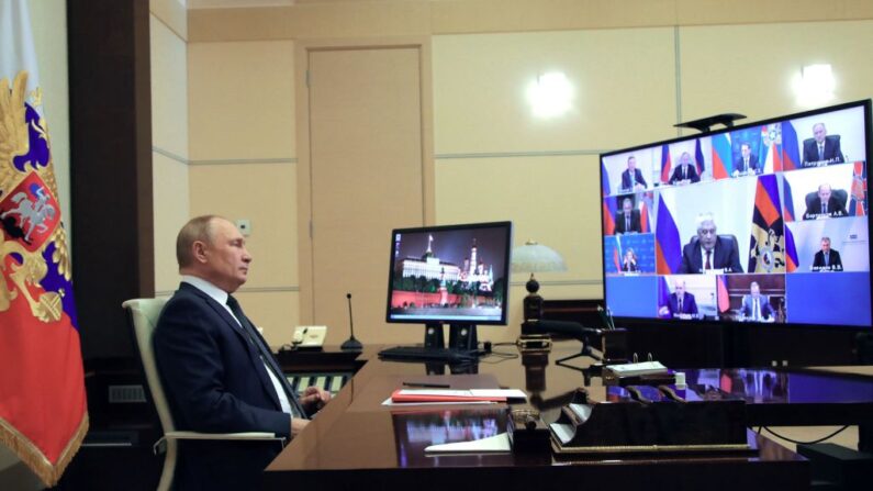 El presidente ruso Vladimir Putin preside una reunión del Consejo de Seguridad a través de una videoconferencia en la residencia estatal de Novo-Ogaryovo, a las afueras de Moscú, el 1 de abril de 2022. (MIKHAIL KLIMENTYEV/SPUTNIK/AFP vía Getty Images)