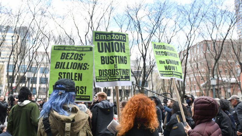 Trabajadores de Amazon protestan el 1 de abril de 2022, mientras votan por la sindicalización del almacén de Amazon Staten Island en Nueva York. (ANDREA RENAULT/AFP vía Getty Images)