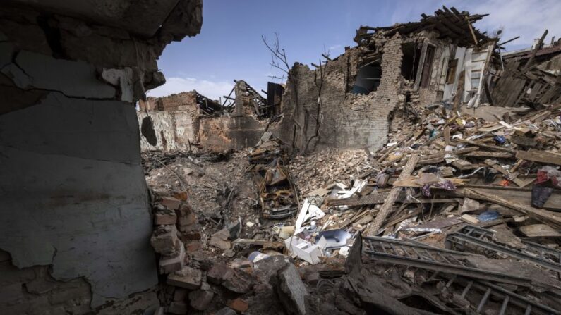 Esta fotografía tomada en la ciudad de Jarkiv, en el este de Ucrania, el 2 de abril de 2022, muestra una calle destruida. Ucrania dijo que las fuerzas rusas estaban haciendo una "rápida retirada" de las áreas del norte alrededor de la capital Kiev y la ciudad de Chernigiv. (Fadel Senna / AFP vía Getty Images)