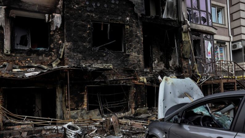 Un edificio destruido es fotografiado en Bucha, al noroeste de Kiev, el 2 de abril de 2022, donde el alcalde de la ciudad dijo que 280 personas habían sido enterradas en una fosa común y que la ciudad estaba llena de cadáveres, de acuerdo a Ronaldo Schemidt / AFP vía Getty Images