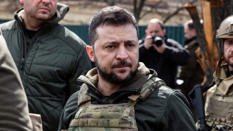 El presidente ucraniano, Volodímir Zelenski, en la ciudad de Bucha, al noroeste de la capital ucraniana, Kiev, el 4 de abril de 2022. (Ronaldo Schemidt//AFP vía Getty Images)