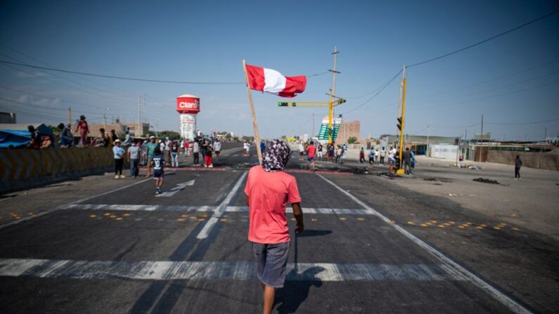 Manifestantes bloquean la carretera Panamericana durante un paro parcial de transportistas de carga y pasajeros, en Ica, en el sur de Perú, el 4 de abril de 2022. (ERNESTO BENAVIDES/AFP vía Getty Images)
