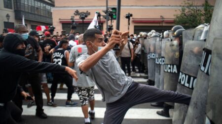 Protesta contra el toque de queda en Perú deriva en ataque a sede del Poder Judicial