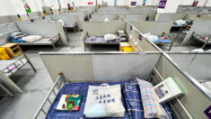 Reglas de test de COVID y hospitales improvisados irritan a los residentes de Shanghai