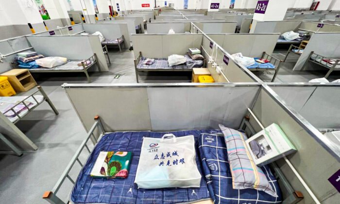 Hospital improvisado que se utilizará para pacientes con Covid-19, en Shanghai, el 7 de abril de 2022. (STR/AFP vía Getty Images)
