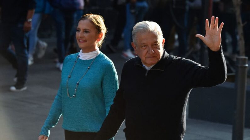 El presidente mexicano Andrés Manuel López Obrador (der.), acompañado de su esposa Beatriz Gutiérrez, llega a una mesa de votación para votar durante la consulta nacional sobre la revocación de su mandato en Ciudad de México, el 10 de abril de 2022. (ALFREDO ESTRELLA/AFP vía Getty Images)