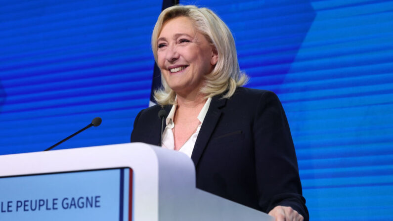 La candidata presidencial del partido de derecha Reunificación Nacional (RN), Marine Le Pen, se dirige a los simpatizantes del partido tras los primeros resultados de la primera vuelta de las elecciones presidenciales en París, el 10 de abril de 2022. (THOMAS SAMSON/AFP vía Getty Images)