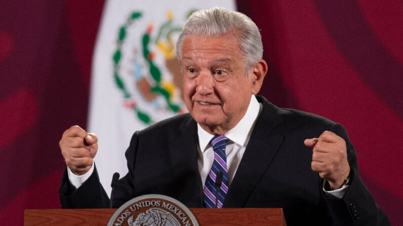 El presidente de México, Andrés Manuel López Obrador, habla durante su conferencia de prensa matutina en la Ciudad de México (México) el 11 de abril de 2022. (Claudio Cruz/AFP vía Getty Images)