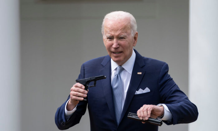El presidente Joe Biden sostiene un kit de armas fantasma durante un evento sobre la violencia armada en el Jardín de las Rosas de la Casa Blanca en Washington D.C. el 11 de abril de 2022. (Drew Angerer/Getty Images)