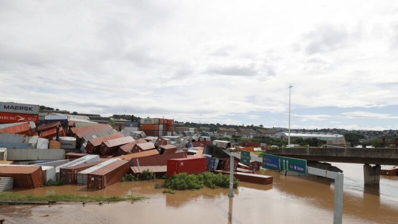 Vista general de los contenedores que se cayeron en un almacén de contenedores tras las fuertes lluvias y vientos en Durban, el 12 de abril de 2022.  (PHILL MAGAKOE/AFP via Getty Images)