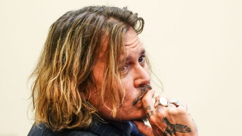 El actor estadounidense Johnny Depp se sienta en el juzgado después de un descanso durante el juicio por difamación de 50 millones de dólares entre Depp y Heard, en el Tribunal de Circuito del Condado de Fairfax, en Fairfax, Virginia, el 14 de abril de 2022. (SHAWN THEW/POOL/AFP vía Getty Images)